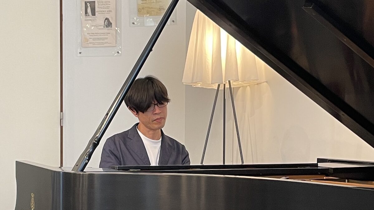 ピアノを演奏する小松さん
