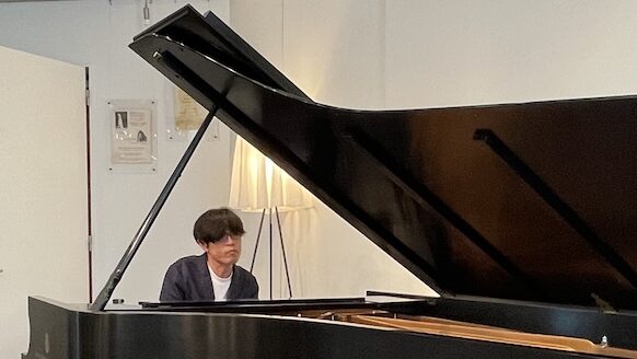 ピアノを演奏する小松さん