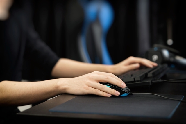 パソコンを使う手元